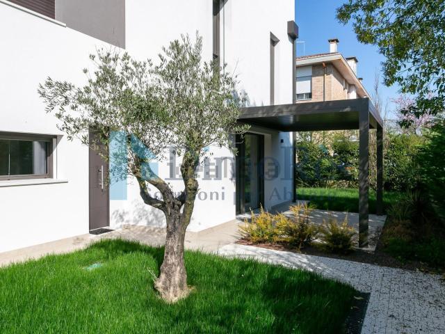 Villetta a schiera in vendita di 145 m² in Via Ronzinella, 21