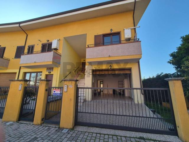 Villetta a schiera in vendita di 155 m² in Via Antonella D&apos Aquino, 51