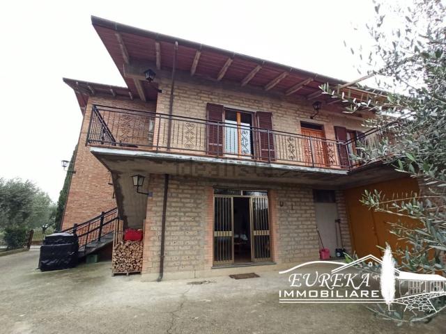 Villetta a schiera in vendita di 156 m² in Via Giuseppe Garibaldi Gioiella, 139