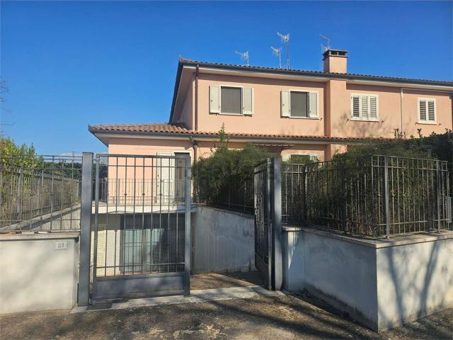 Villetta a schiera in vendita di 157 m² in Via Monserrato, 6