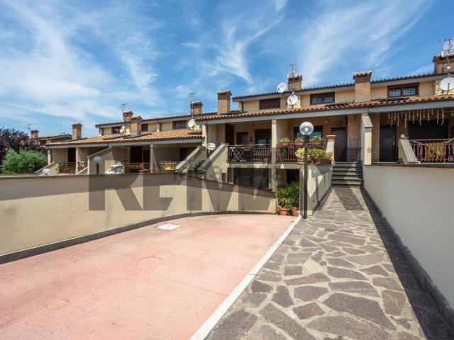 Villetta a schiera in vendita di 165 m² in Via Guido Donegani, 85