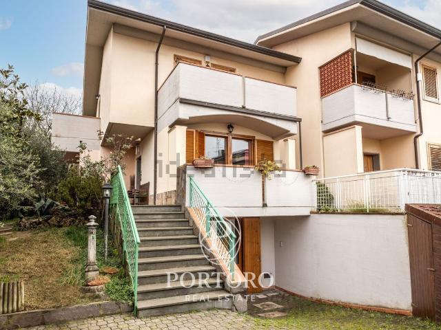 Villetta a schiera in vendita di 166 m² in Via di Cetina