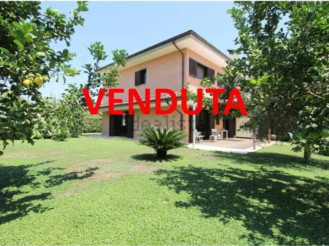 Villetta a schiera in vendita di 168 m² in Via Giardino di Ninfa