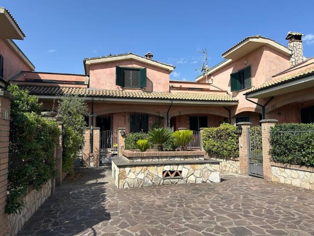 Villetta a schiera in vendita di 170 m² in Via Casal Bianco, 430