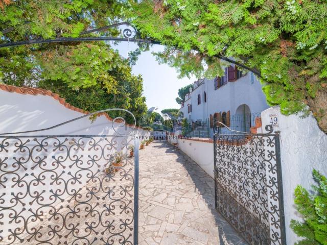 Villetta a schiera in vendita di 172 m² in Via Priamo