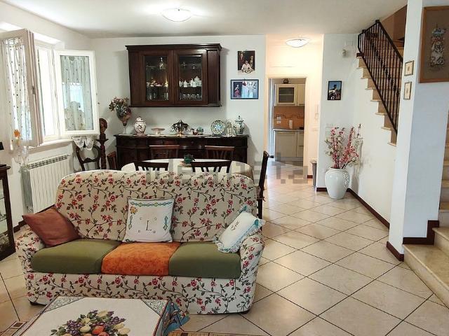 Villetta a schiera in vendita di 176 m² in Via XII Agosto