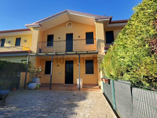 Villetta a schiera in vendita di 180 m² in Via Commissarie, 2