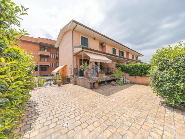 Villetta a schiera in vendita di 180 m² in Via Servilia, 1