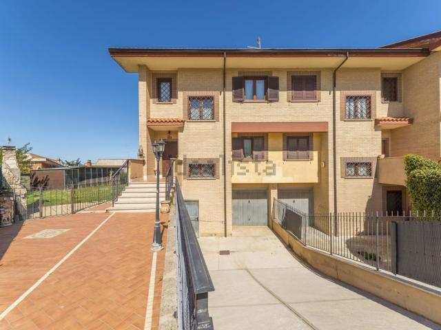 Villetta a schiera in vendita di 180 m² in Via Rocca Priora, 70