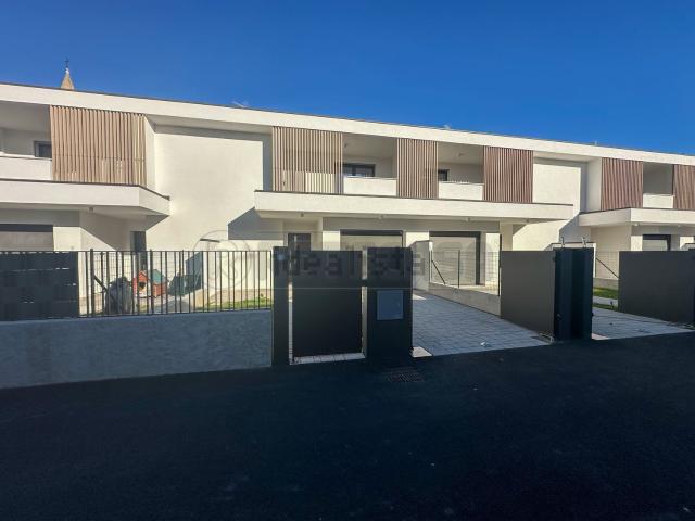 Villetta a schiera in vendita di 181 m² in Via XXV Aprile, 18