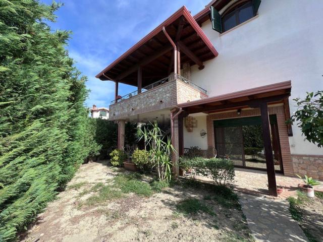 Villetta a schiera in vendita di 182 m² in Via Ecuador