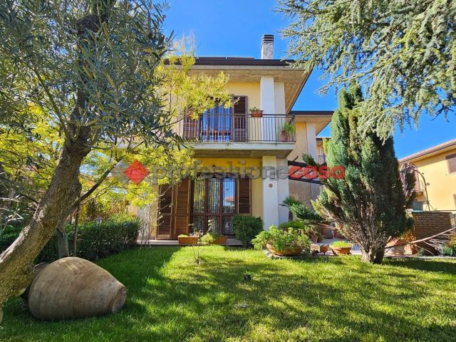 Villetta a schiera in vendita di 185 m² in Via Consoli, 74