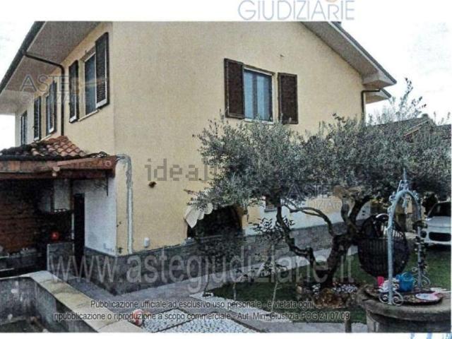 Villetta a schiera in vendita di 185 m² in Via R. Orlandini, 1100