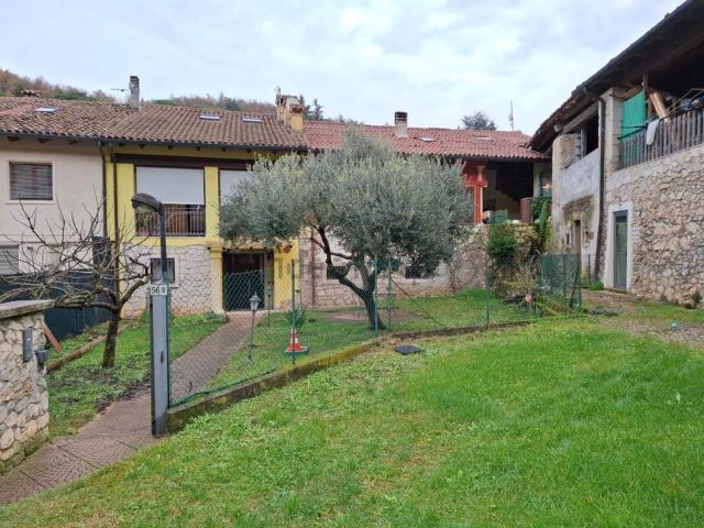 Villetta a schiera in vendita di 189 m² in Via Villa di Fimon