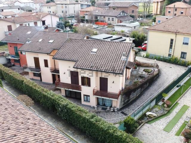 Case e ville in vendita di 190 m² in Via Colombo