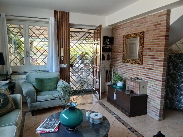 Villetta a schiera in vendita di 190 m² in Via Parafera