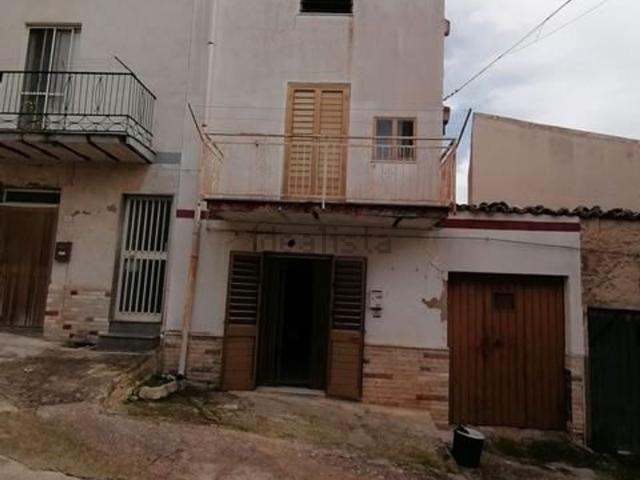 Villetta a schiera in vendita di 190 m² in Via Umberto Maddalena