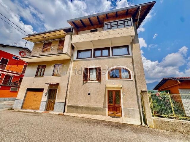 Villetta a schiera in vendita di 190 m² in Frazione Oro, 100