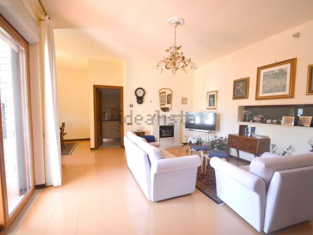 Villetta a schiera in vendita di 193 m² in Via I Traversa Santa Candida