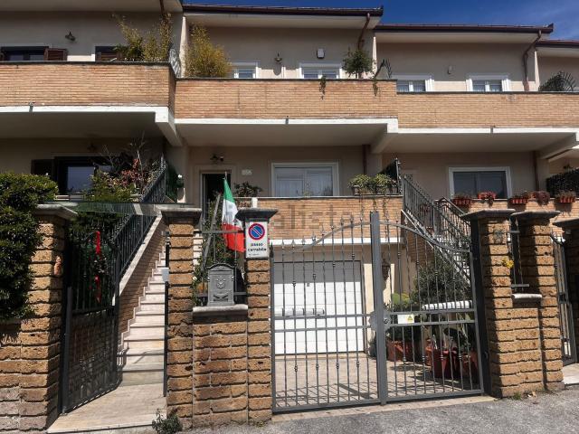 Villetta a schiera in vendita di 195 m² in Via dei Tulipani, 25