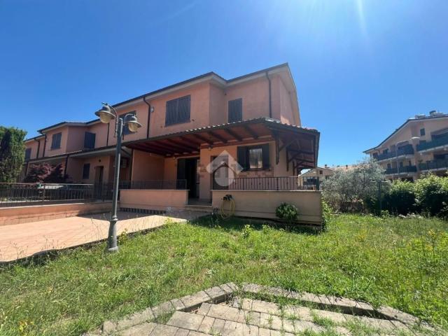 Villetta a schiera in vendita di 195 m² in Viale Europa, 4