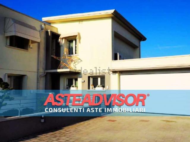 Villetta a schiera in vendita di 196 m² in Via Montereale, 64