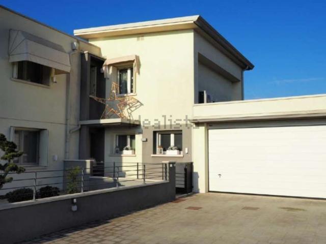 Villetta a schiera in vendita di 197 m² in Via Montereale