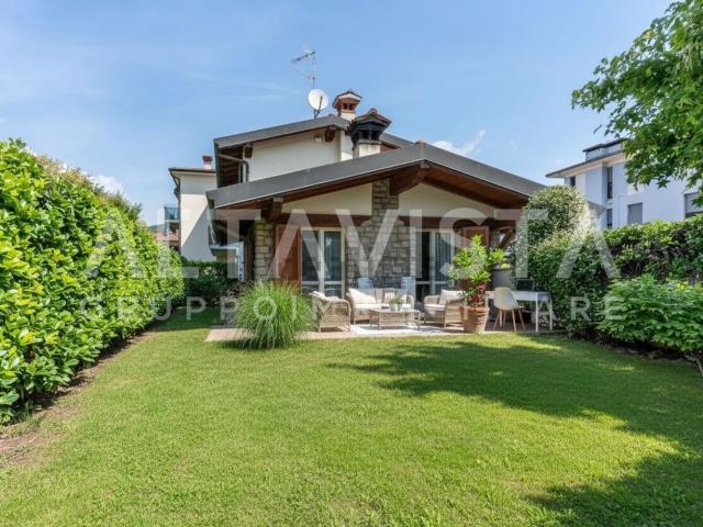 Villetta a schiera in vendita di 197 m² in Via Padre Turati