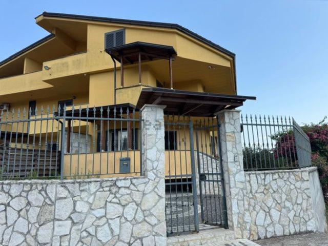 Villetta a schiera in vendita di 198 m² in Viale dei Platani, 27