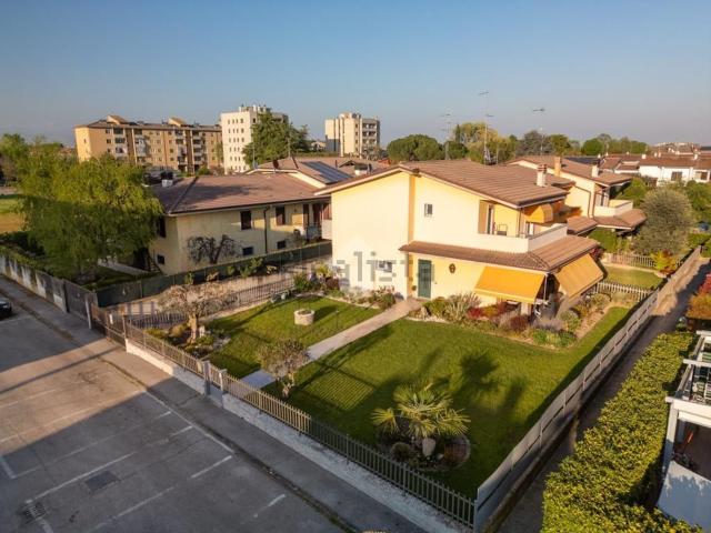 Villetta a schiera in vendita di 200 m² in Via Caduti sul Lavoro, 1