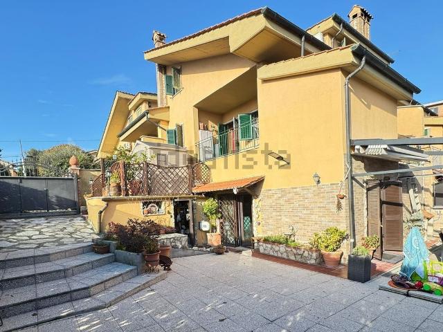 Villetta a schiera in vendita di 202 m² in Via Oricola, 12