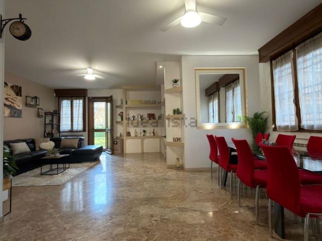 Villetta a schiera in vendita di 207 m² in Via Villa d&apos Oro