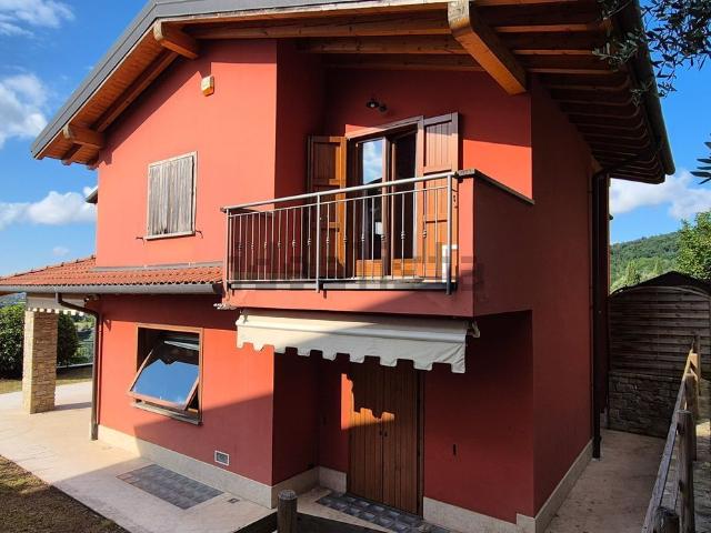 Villetta a schiera in vendita di 208 m² in Via Loreto