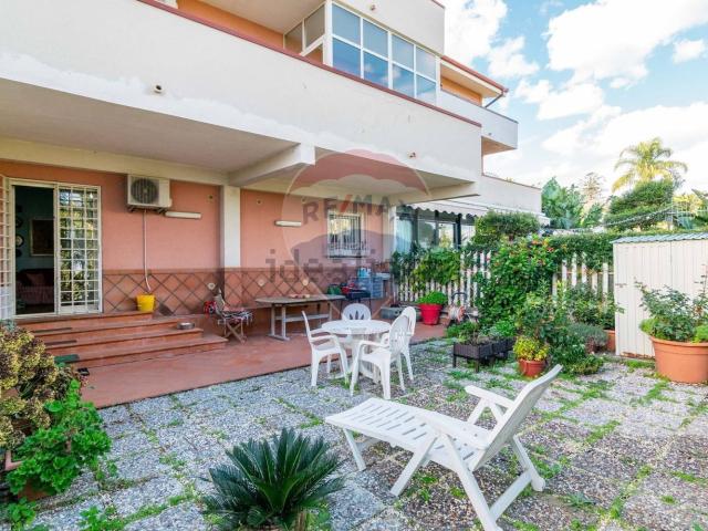 Villetta a schiera in vendita di 208 m² in Via Vampolieri, 10