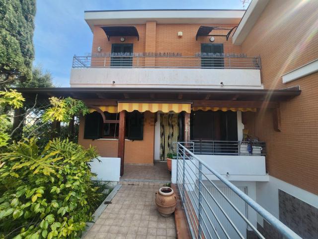 Villetta a schiera in vendita di 210 m² in Via Gabriele d&apos Annunzio, 45