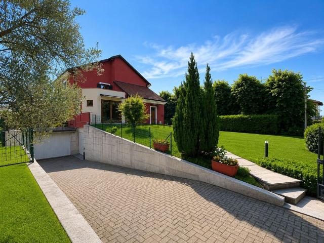 Villetta a schiera in vendita di 210 m² in Via dei Tigli, 2