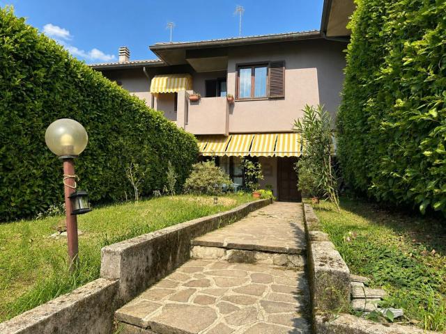 Villetta a schiera in vendita di 210 m² in Via J. F. Kennedy