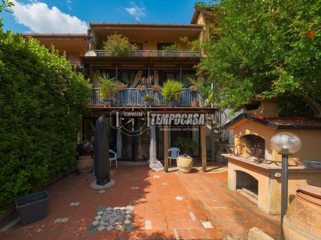 Villetta a schiera in vendita di 210 m² in Via Lazio