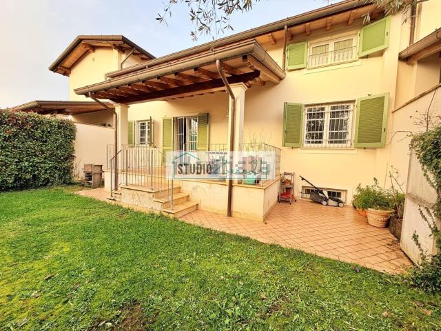 Villetta a schiera in vendita di 210 m² in Via Traversagna