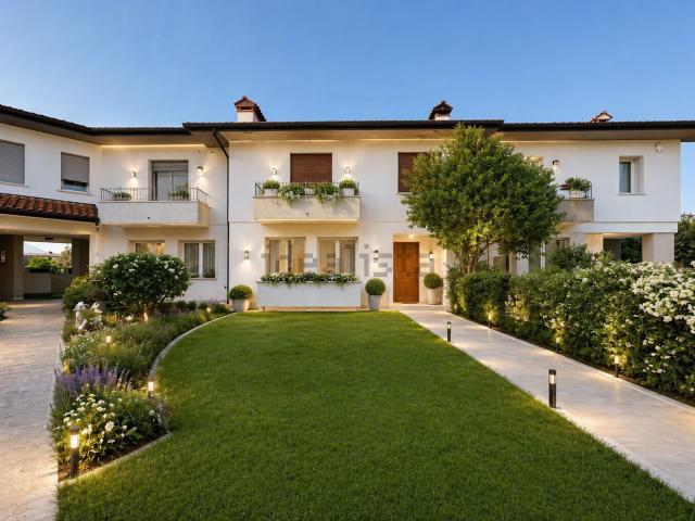 Villetta a schiera in vendita di 210 m² in Via Vegra, 7
