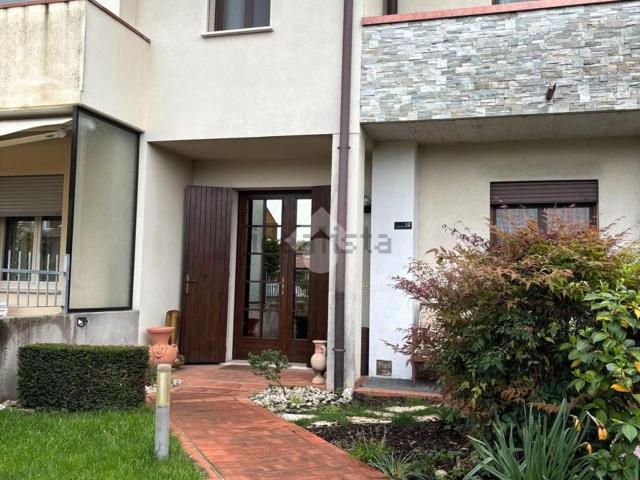 Villetta a schiera in vendita di 210 m² in Borgo Rinascimento, 2
