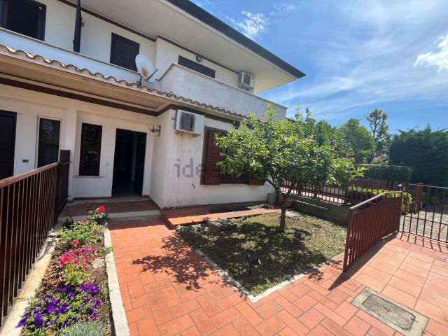 Villetta a schiera in vendita di 211 m² in Via Rieti, 12