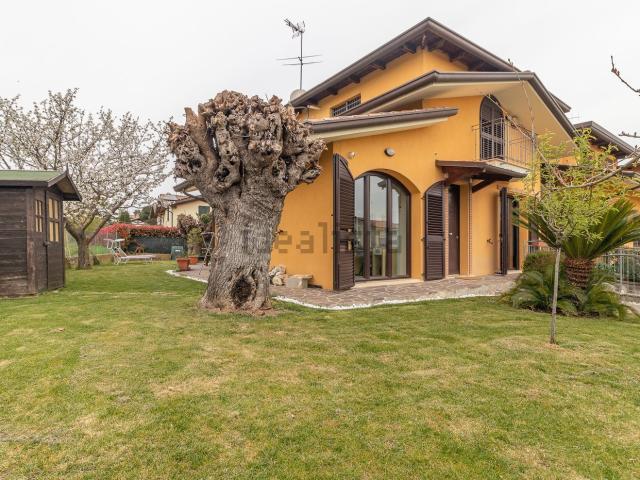 Villetta a schiera in vendita di 213 m² in Via Aida, 22