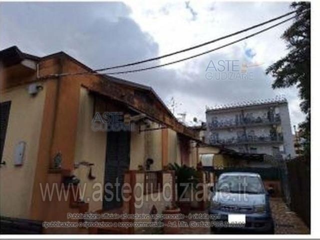 Villetta a schiera in vendita di 213 m² in Via Vittorio Alfieri, 13