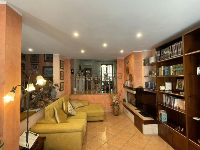 Villetta a schiera in vendita di 215 m² in Via Andrea Mantegna