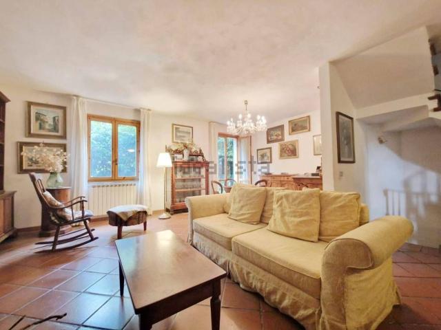 Villetta a schiera in vendita di 215 m² in Via di Balatro, 1