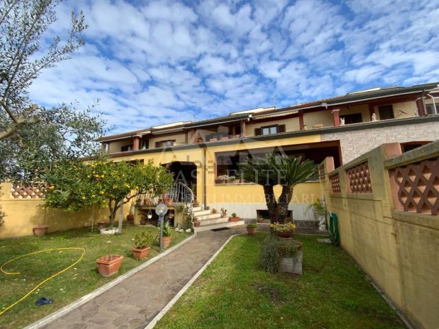 Villetta a schiera in vendita di 220 m² in Via Capri, 41