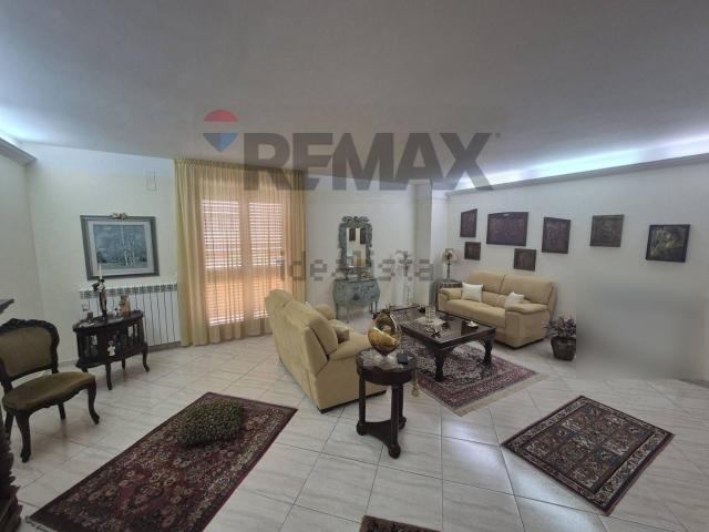 Villetta a schiera in vendita di 220 m² in Via Antonella D&apos Aquino, 50