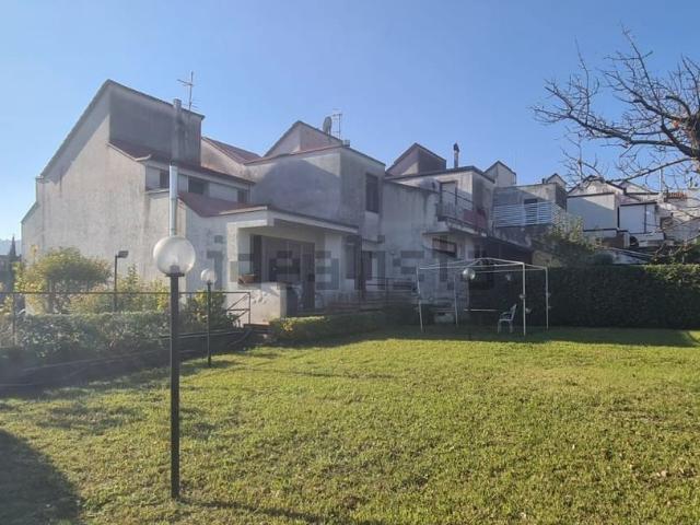 Villetta a schiera in vendita di 220 m² in Via Aurelio Fierro, 72