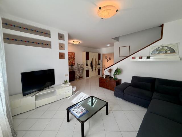 Villetta a schiera in vendita di 220 m² in Via degli Oleandri